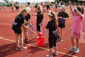 Teamwettbewerb: Ball balancieren