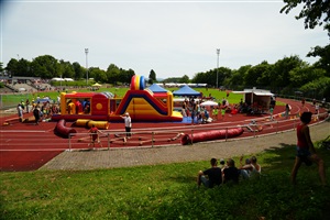 Blick ins Haldenbergstadion von der Westseite mit Turni-Parcours, Turni-Mobil und Bewegungslandschaft im Vordergrund